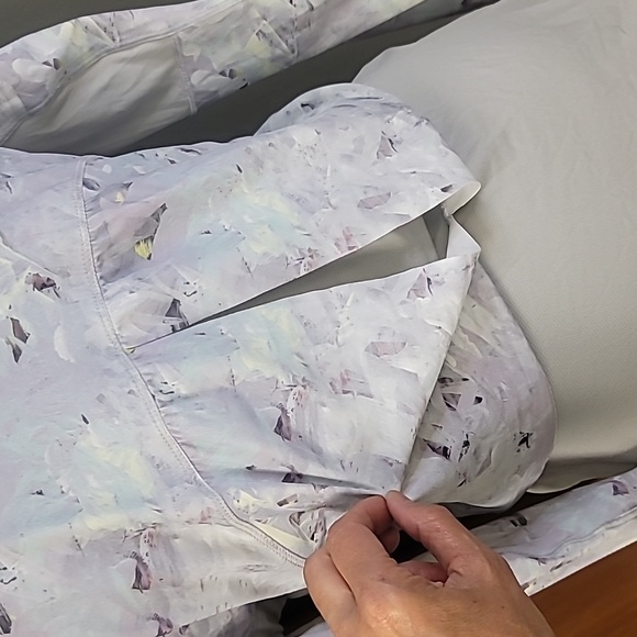 🪼Lululemon Layeres Top in Pastel Shades! - Picture 3 of 8